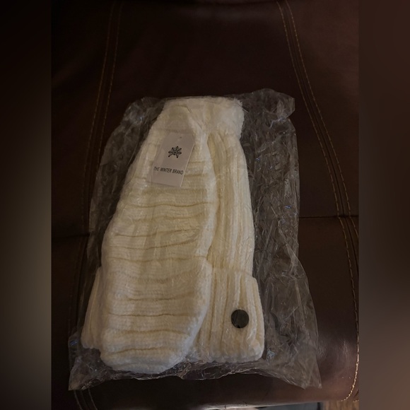 The Winter Brand White Knit Beanie with Snowflake Design NWT - Picture 2 of 5